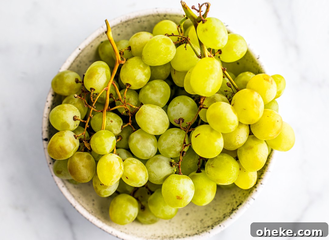 Bowl of green grapes.
