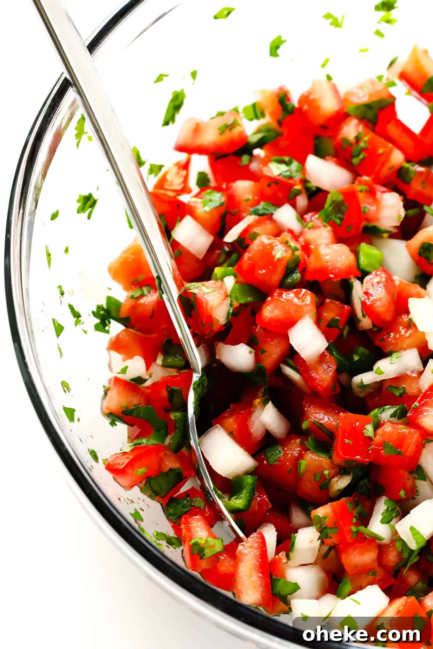 The BEST Pico de Gallo recipe! It's easy to make in 10 minutes with just 7 ingredients, it's perfect for topping all of your favorite Mexican dishes, or eating simply as salsa with chips. It's also naturally gluten-free and vegan, and perfect for Cinco de Mayo. | Gimme Some Oven #picodegallo #mexican #salsa #glutenfree #appetizer #vegan Easy Pico de Gallo Recipe