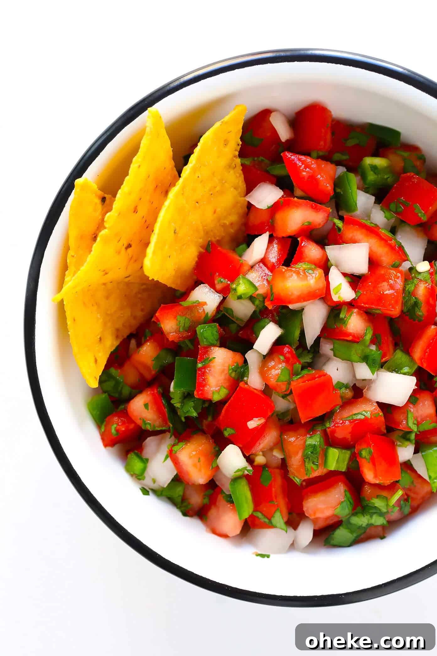 The BEST Pico de Gallo recipe! It's easy to make in 10 minutes with just 7 ingredients, it's perfect for topping all of your favorite Mexican dishes, or eating simply as salsa with chips. It's also naturally gluten-free and vegan, and perfect for Cinco de Mayo. | Gimme Some Oven #picodegallo #mexican #salsa #glutenfree #appetizer #vegan Easy Pico de Gallo Salsa
