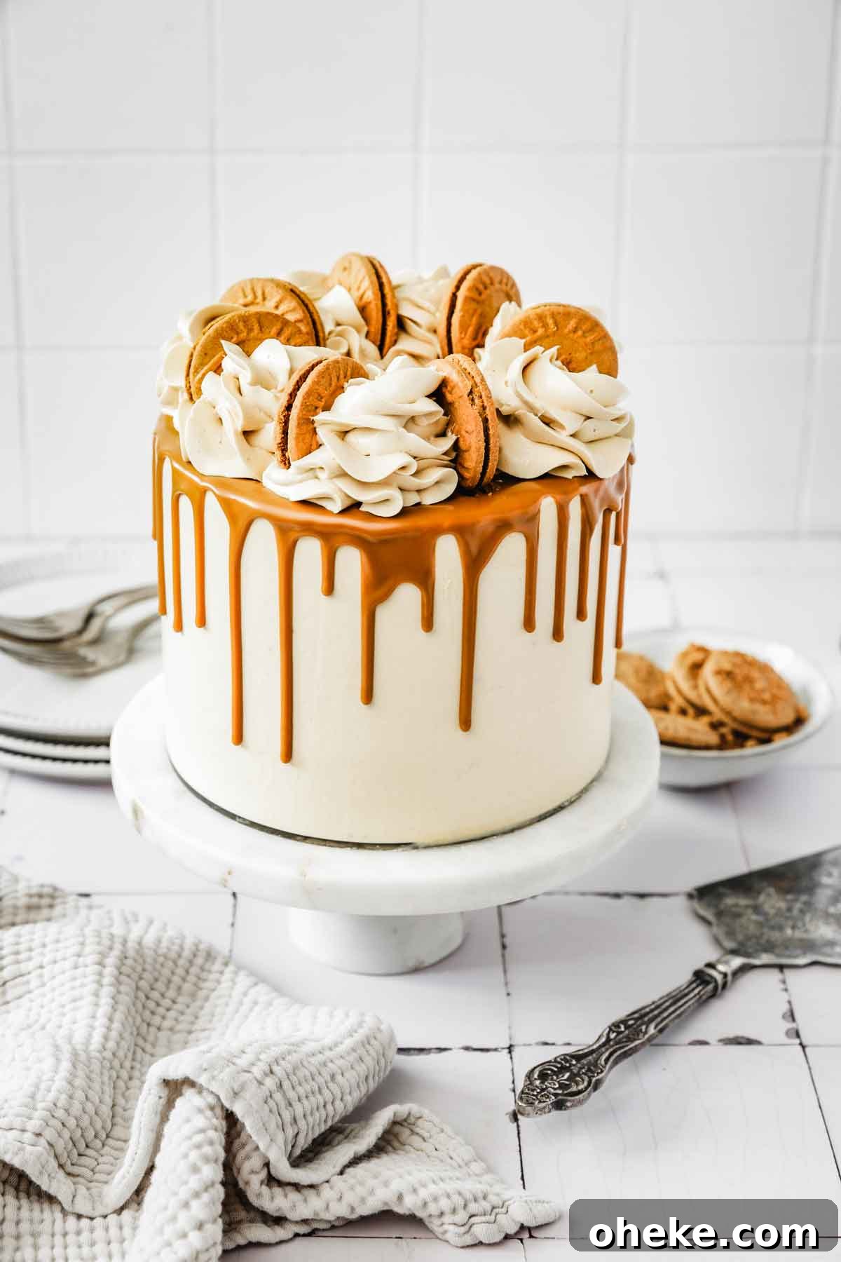 Speculoos Layer Cake Recipe: Moist Spiced Cookie Cake 2 layer cake spéculoos entier décoré sur une table