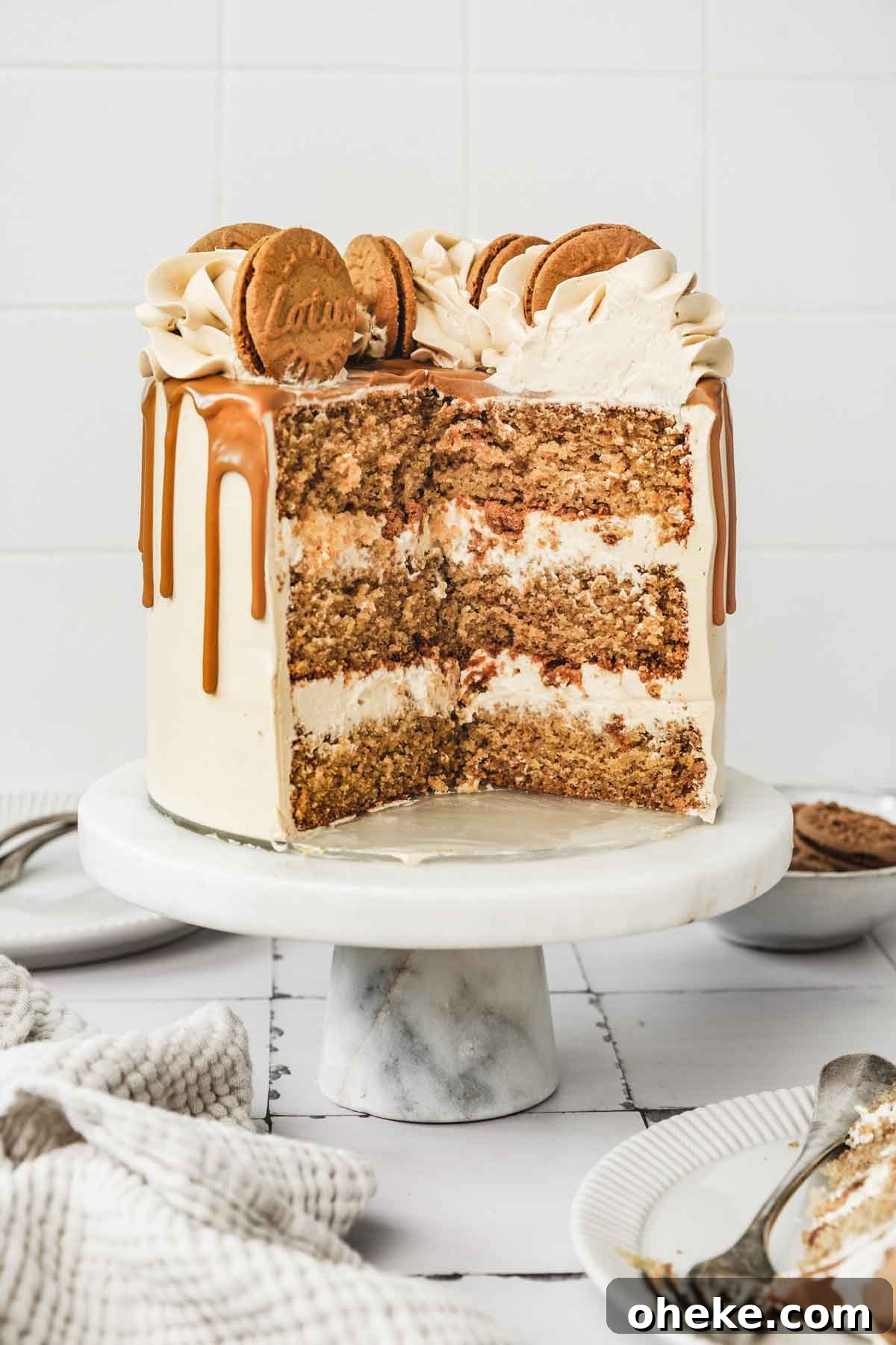 Speculoos Layer Cake Recipe: Moist Spiced Cookie Cake 9 layer cake spéculoos coupé sur présentoir