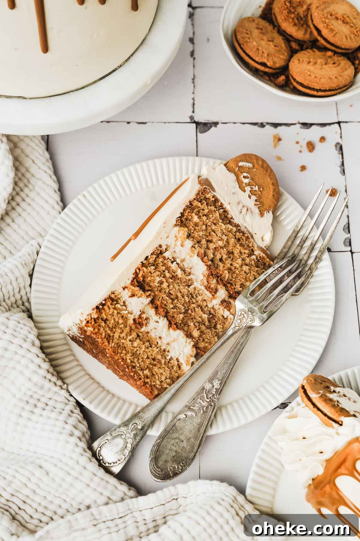 Speculoos Layer Cake Recipe: Moist Spiced Cookie Cake 10 part de layer cake spéculoos servie dans une assiette